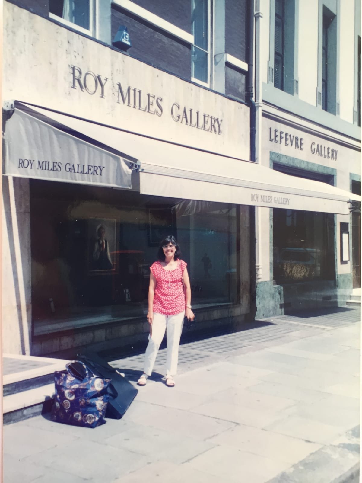 Susana Lezama frente a la Roy Miles Gallery en Bruton Street, Mayfair, Londres, 1995