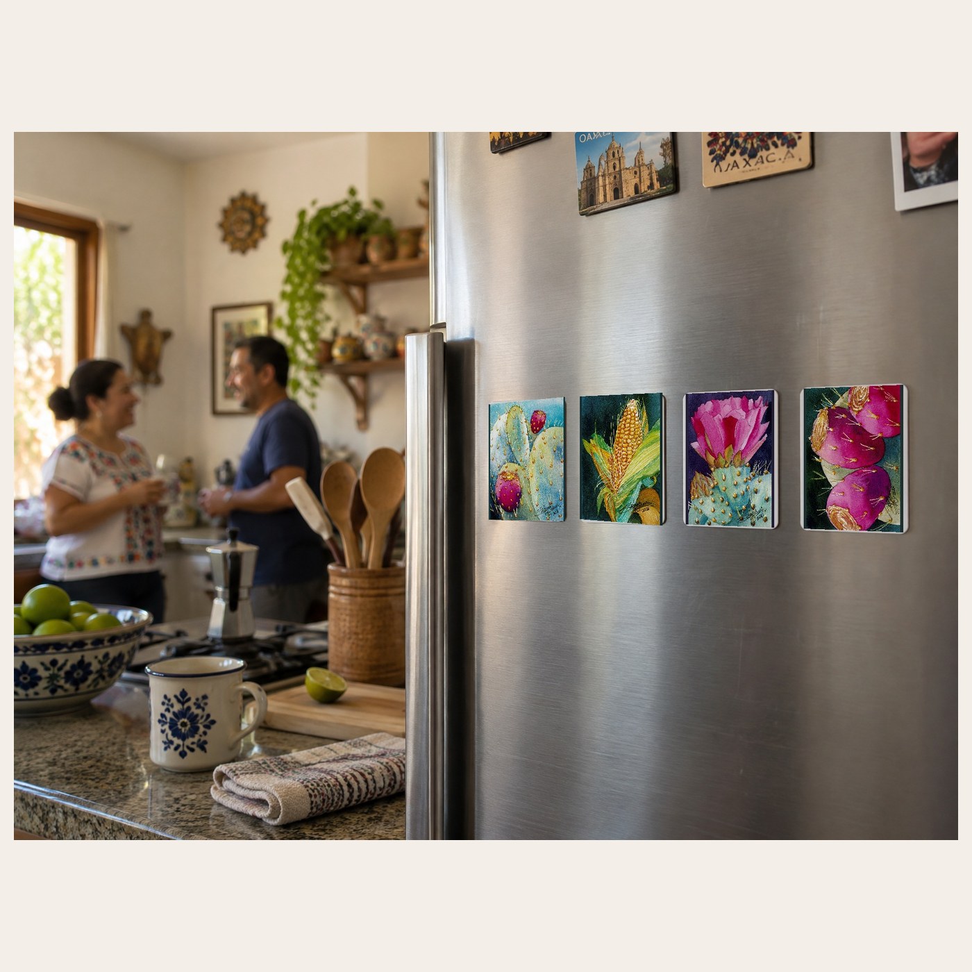 Los cuatro imanes de Susana Lezama puestos en la puerta de un refrigerador, en una cocina mexicana